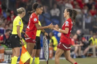 Sydney Schertenleib (à gauche) sera sur le pré au coup d'envoi de Suisse-Islande ce soir. KEYSTONE/GEORGIOS KEFALAS
